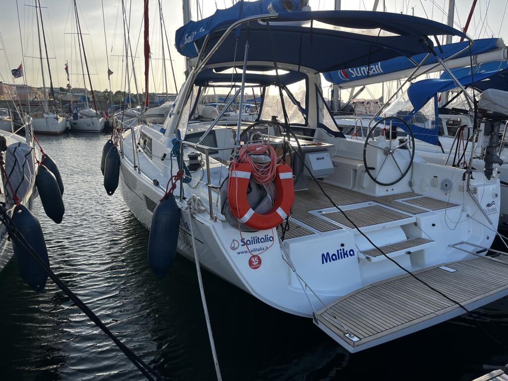 Sailing yacht 