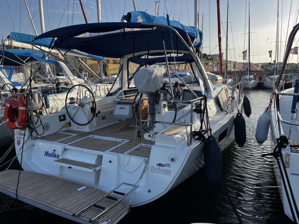 Sailing yacht 