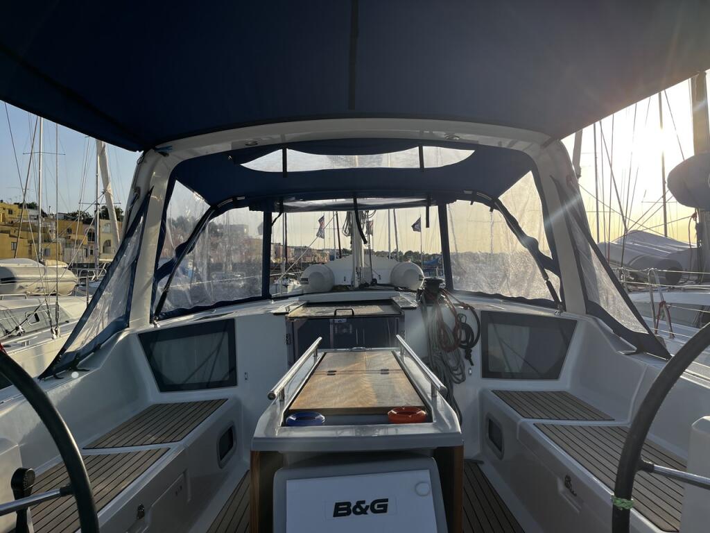 Sailing yacht 