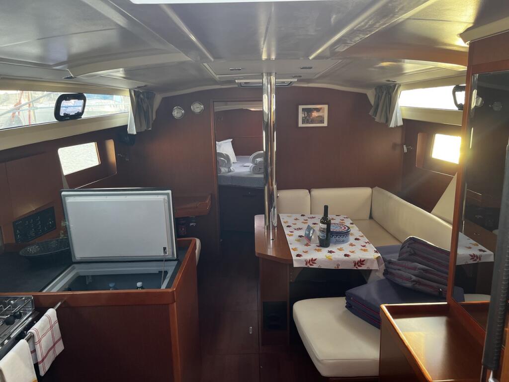 Sailing yacht 
