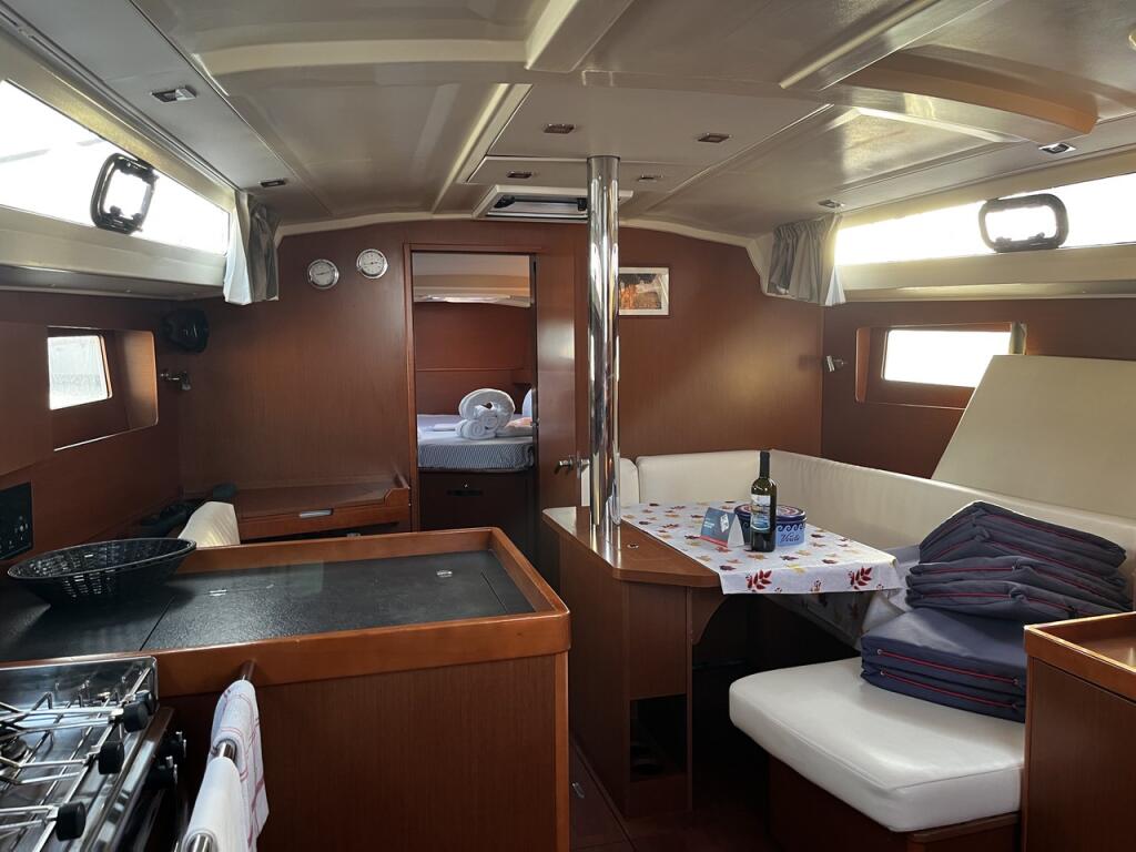 Sailing yacht 