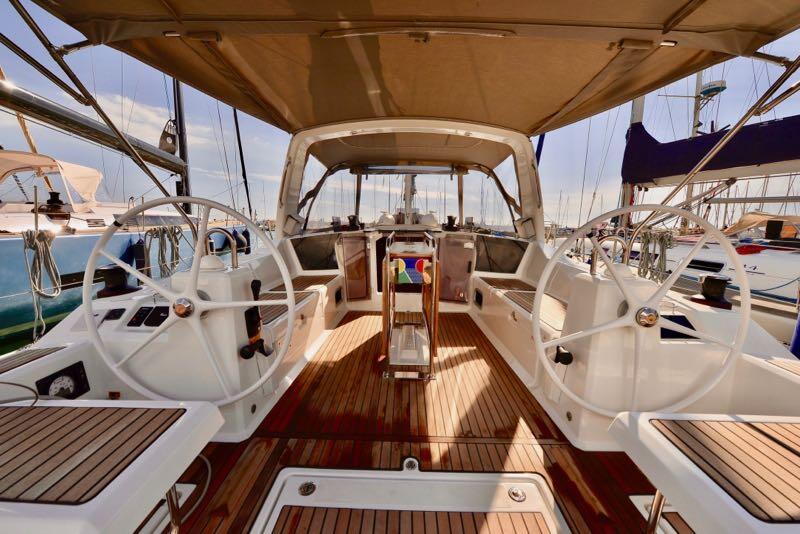 Sailing yacht 
