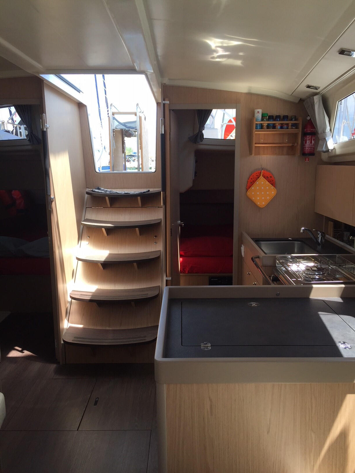 Sailing yacht 