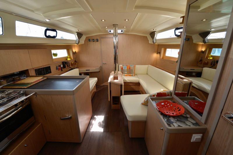 Sailing yacht 