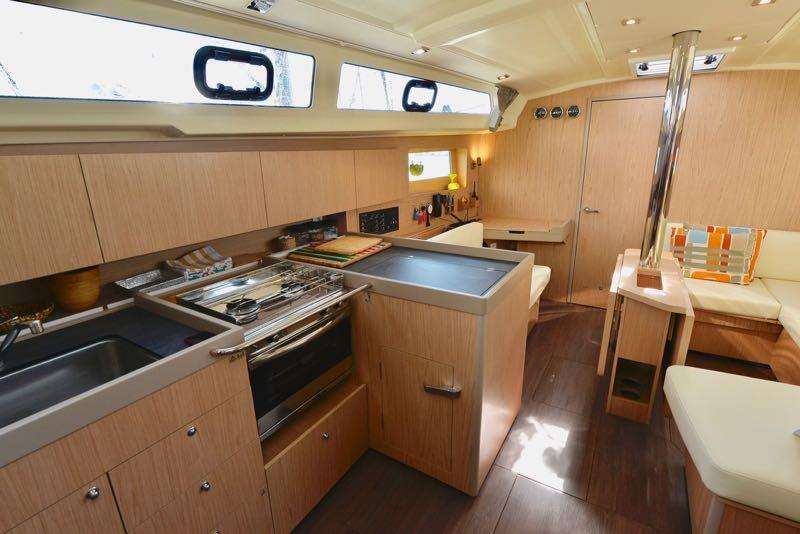 Sailing yacht 