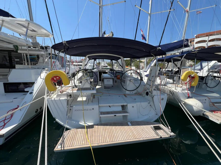 Sailing yacht 