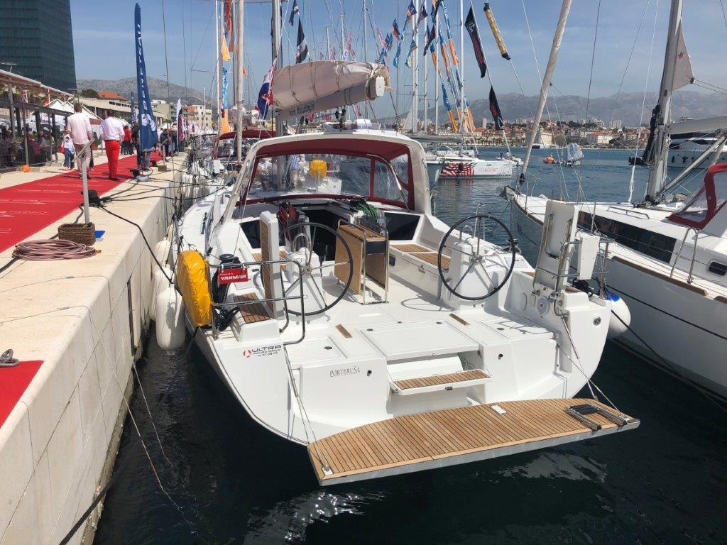 Sailing yacht 