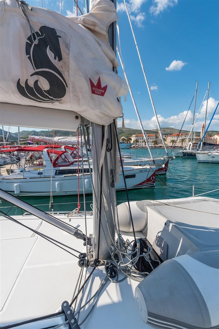 Sailing yacht 