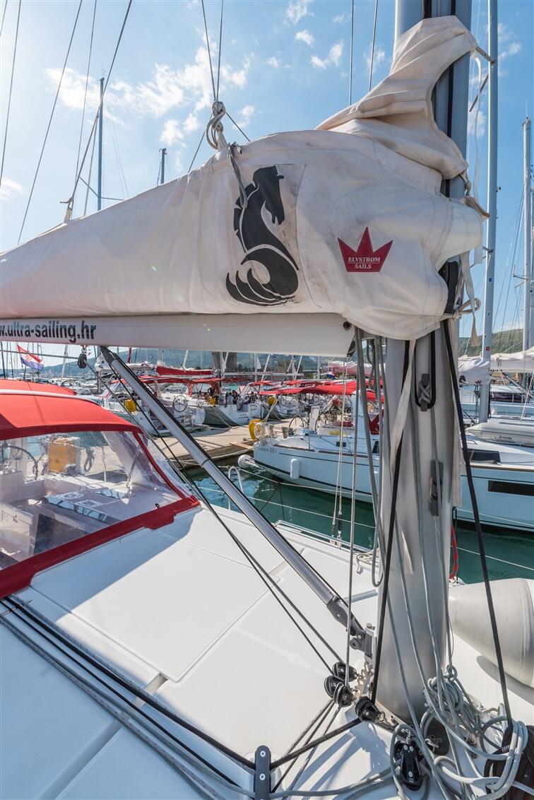 Sailing yacht 