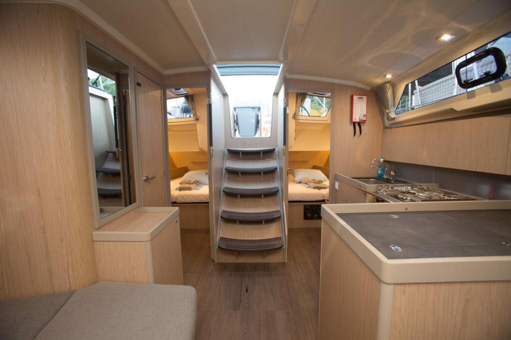 Sailing yacht 