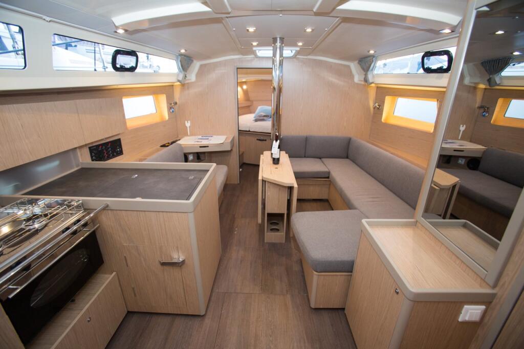 Sailing yacht 