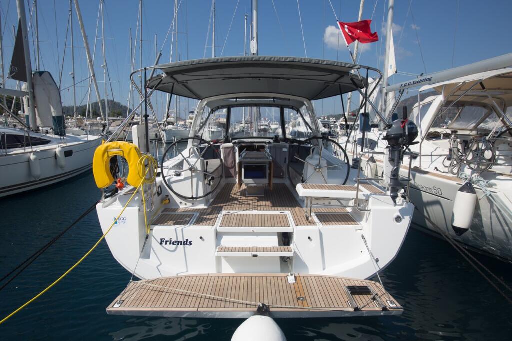Sailing yacht 