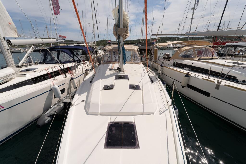 Sailing yacht 