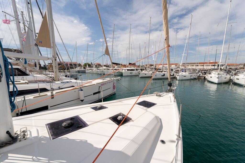 Sailing yacht 