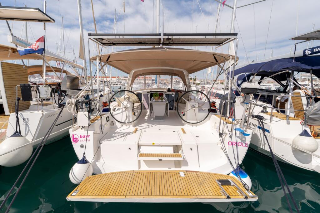 Sailing yacht 