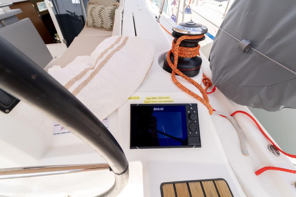 Sailing yacht 