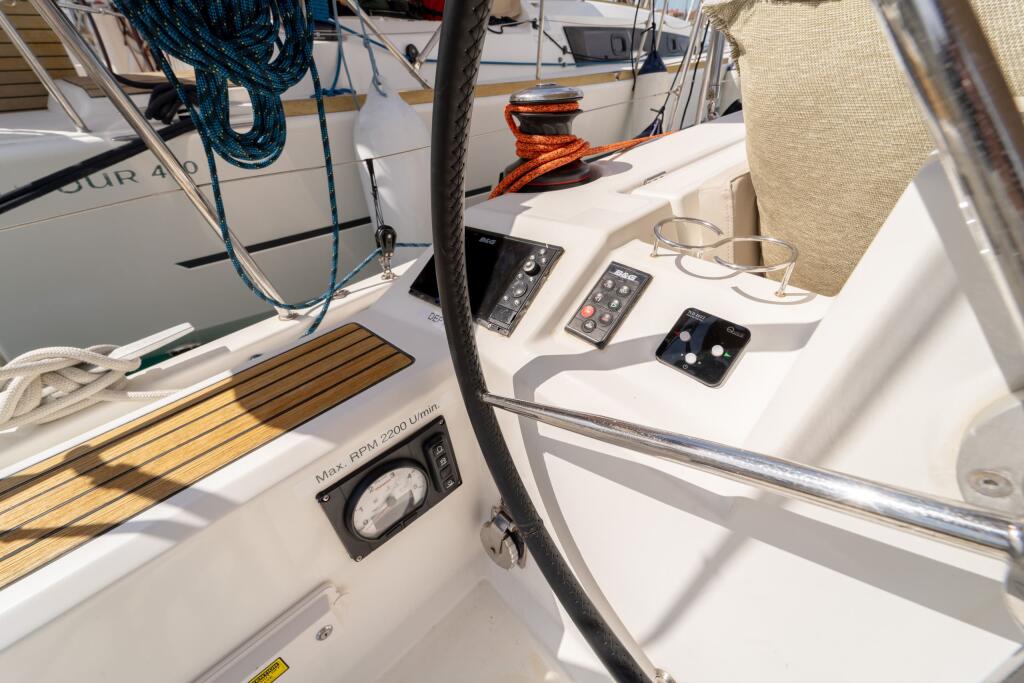 Sailing yacht 