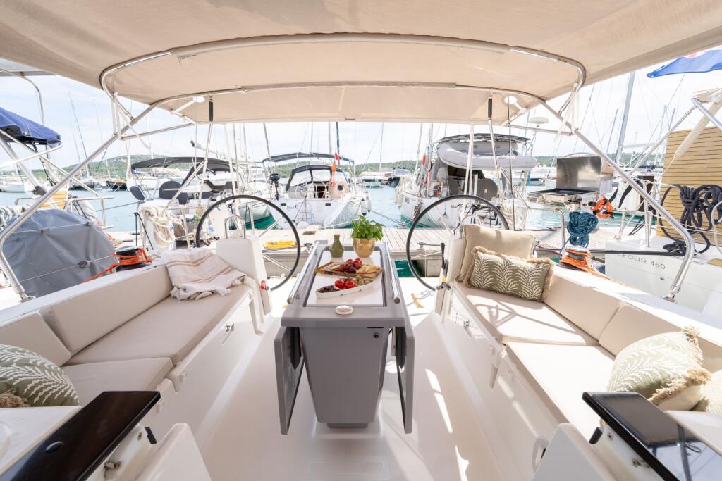 Sailing yacht 