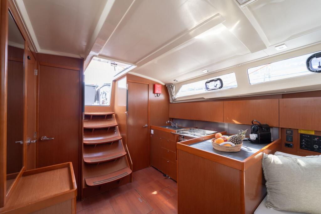 Sailing yacht 