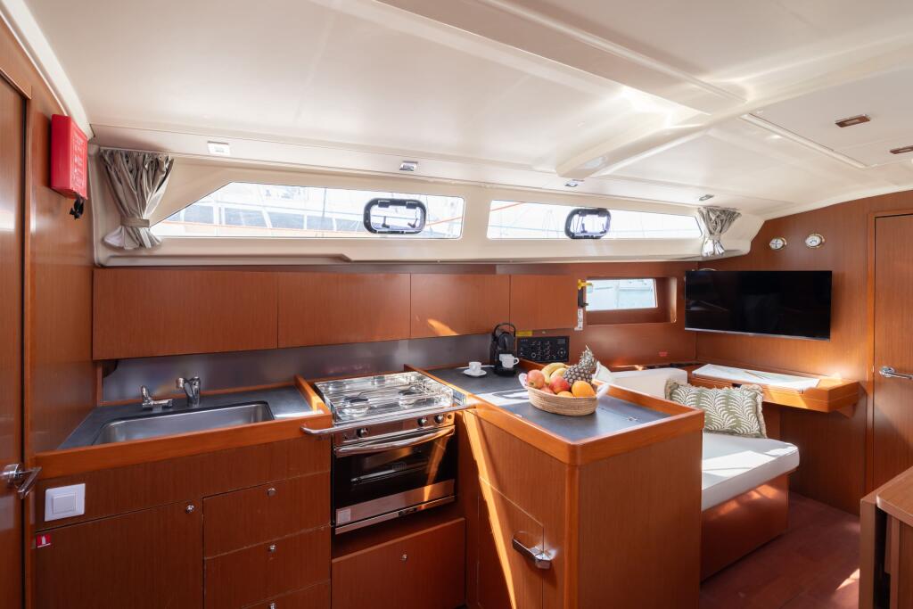 Sailing yacht 