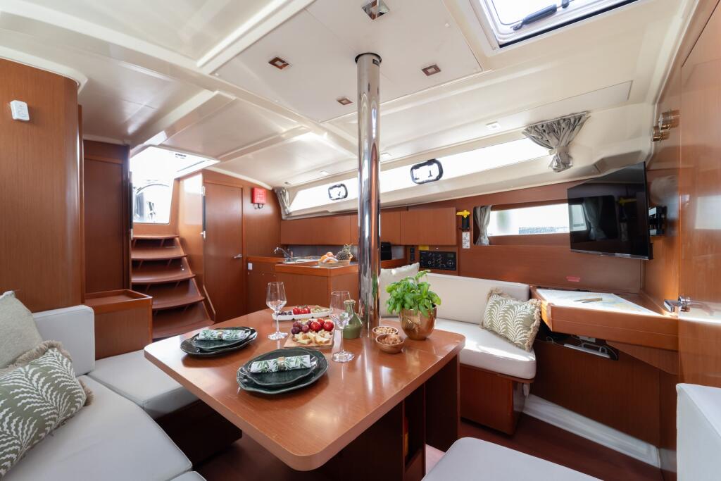 Sailing yacht 