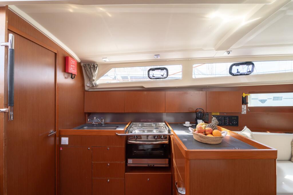 Sailing yacht 