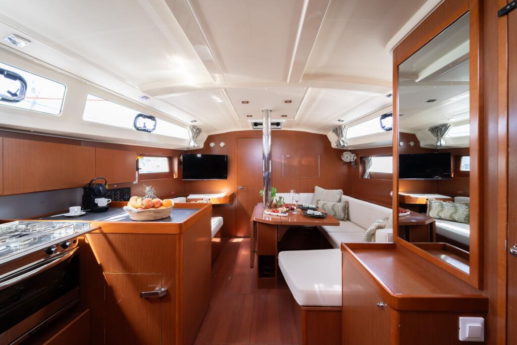 Sailing yacht 
