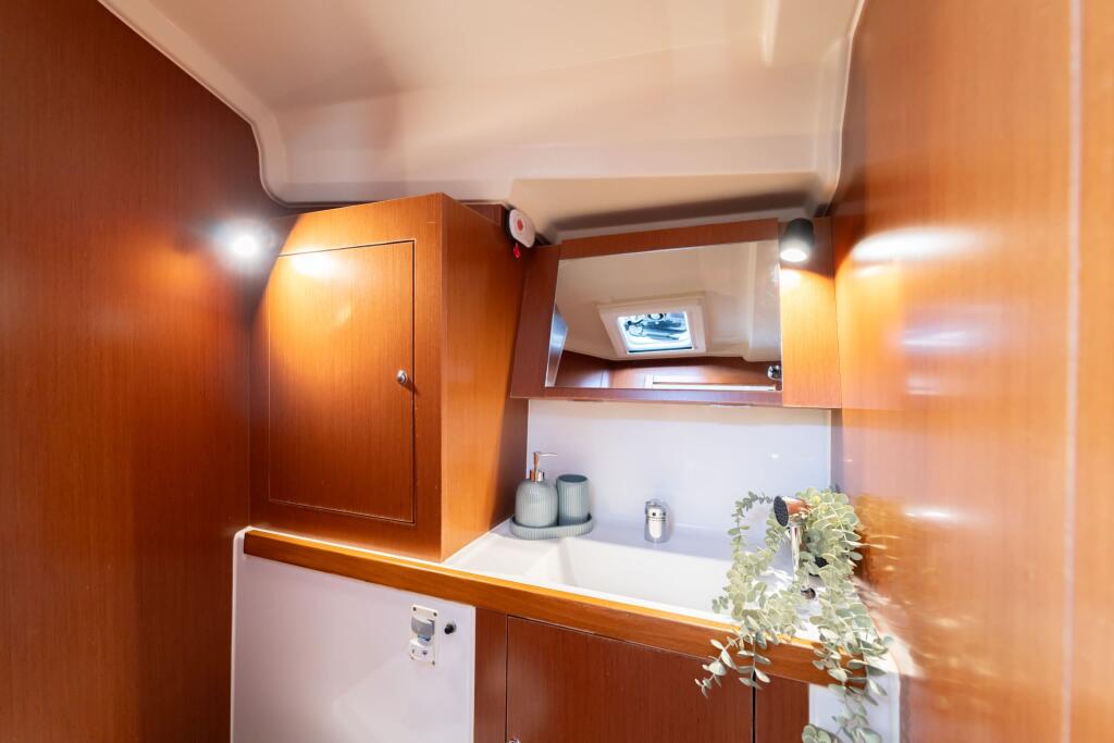 Sailing yacht 