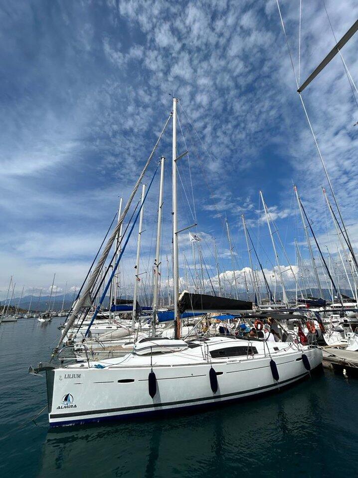 Sailing yacht 
