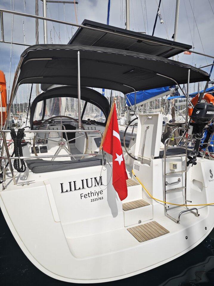 Sailing yacht 