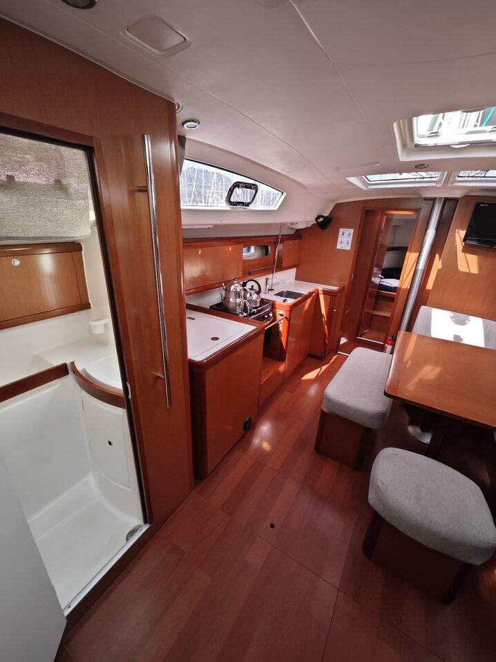Sailing yacht 