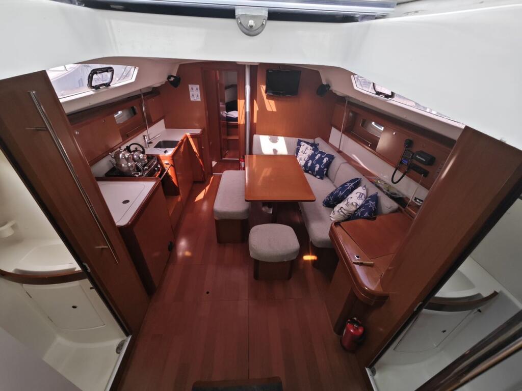 Sailing yacht 