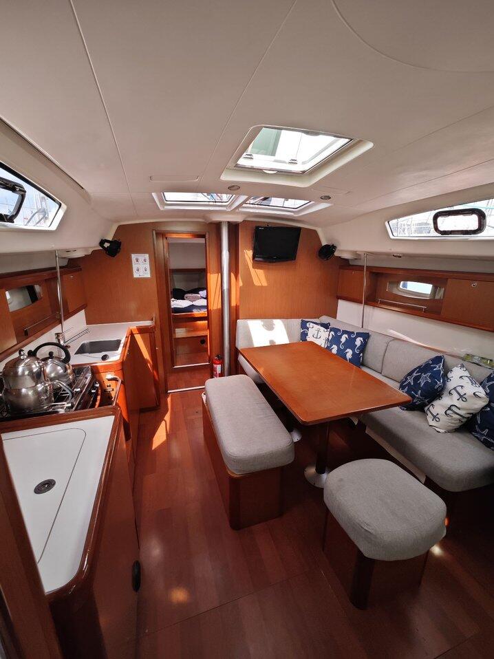 Sailing yacht 