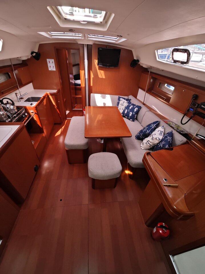 Sailing yacht 
