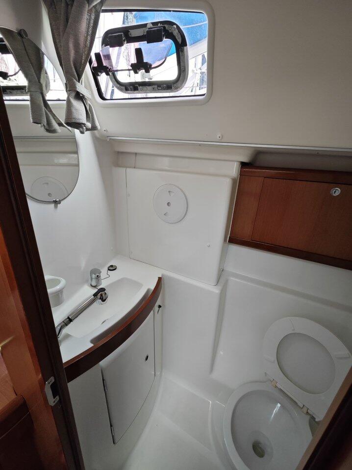 Sailing yacht 