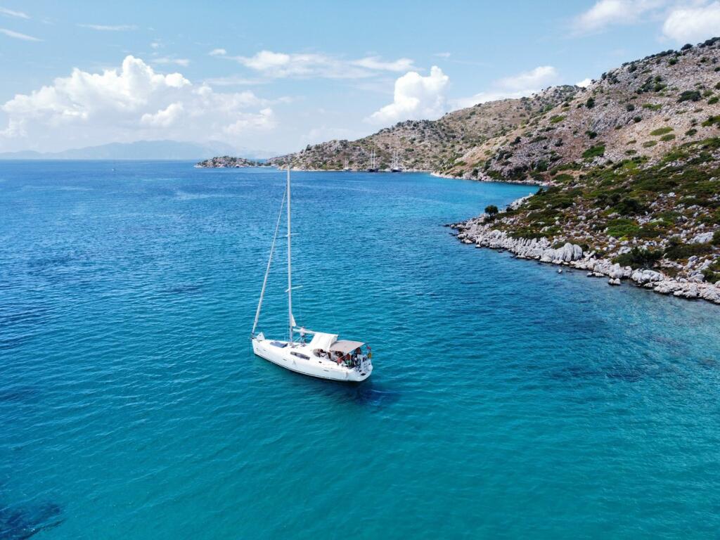 Sailing yacht 