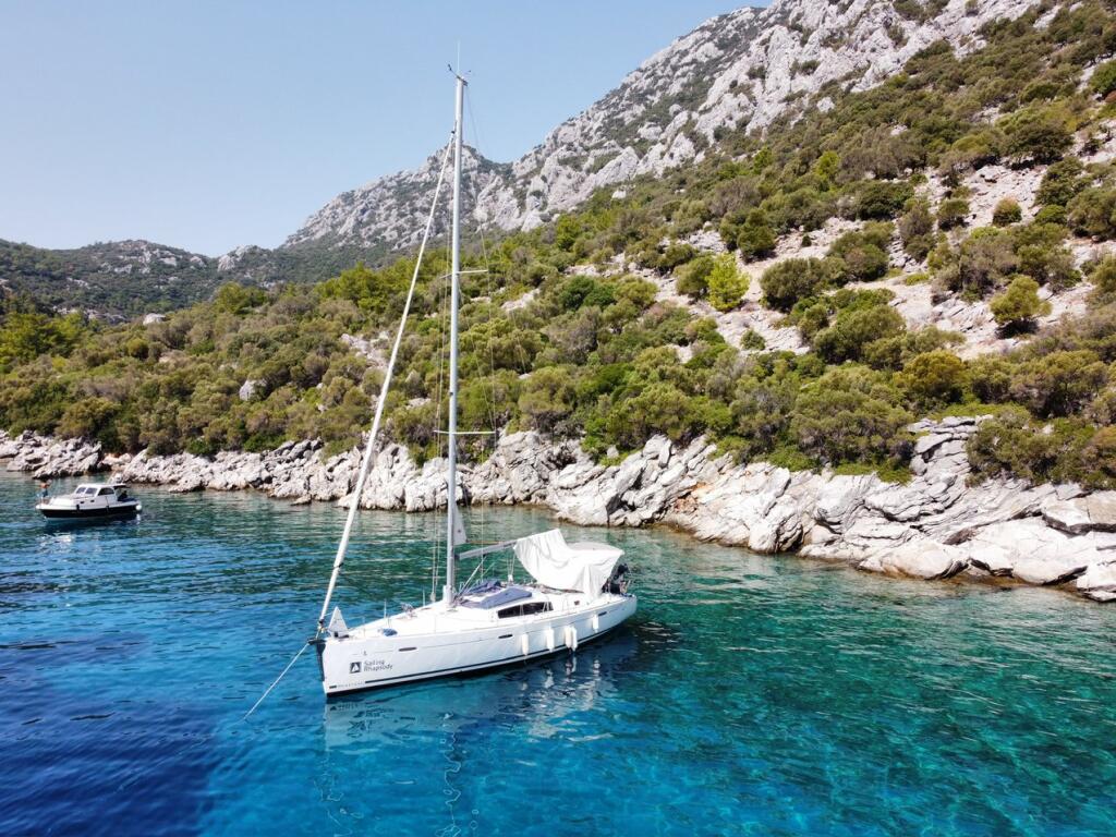 Sailing yacht 
