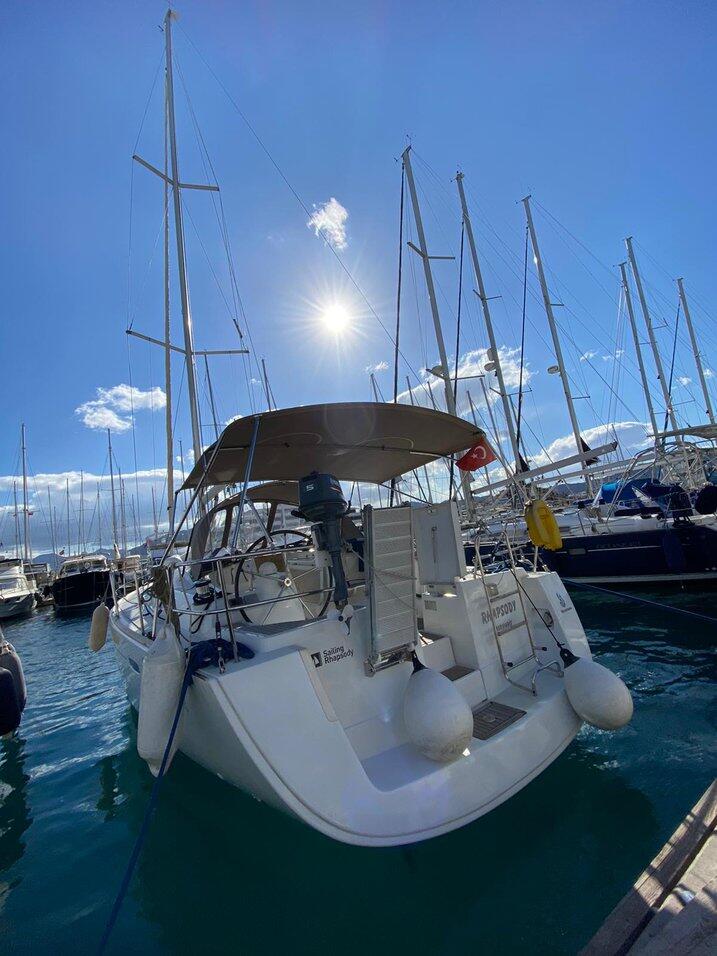 Sailing yacht 