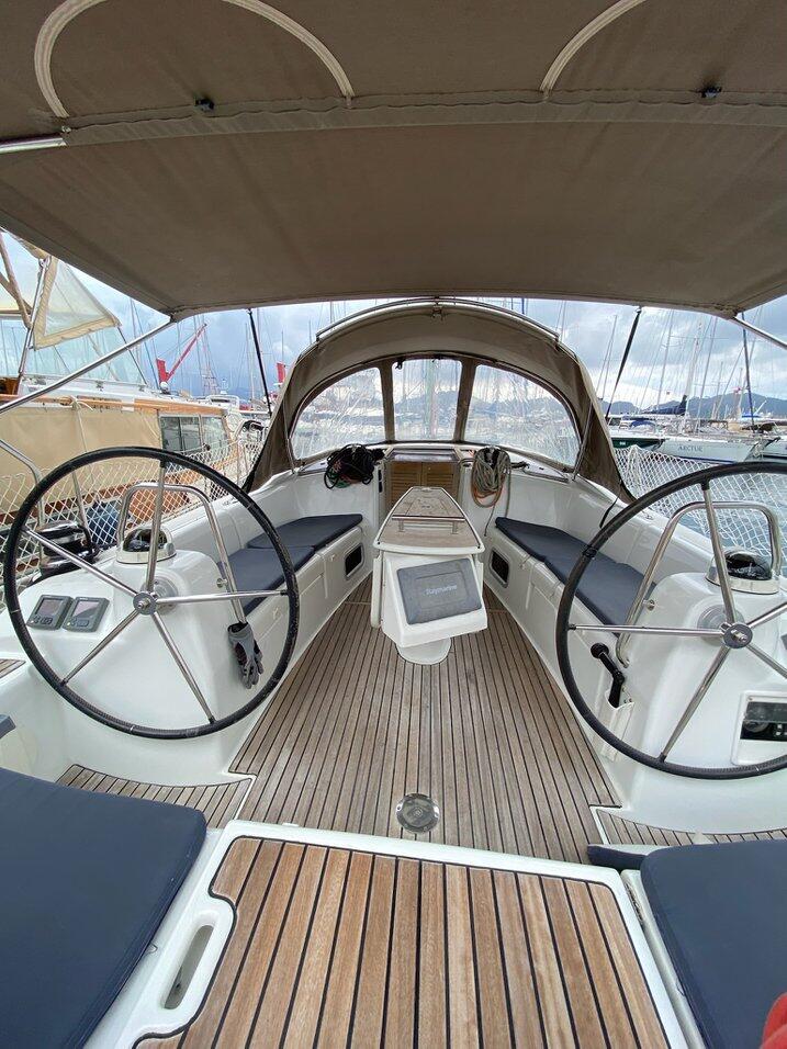 Sailing yacht 