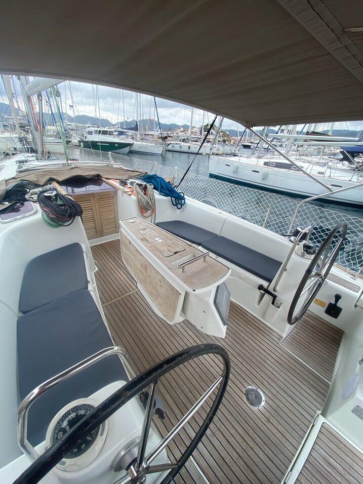 Sailing yacht 