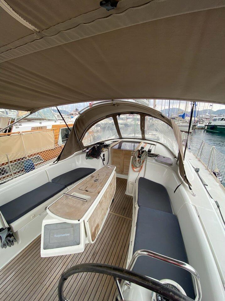 Sailing yacht 