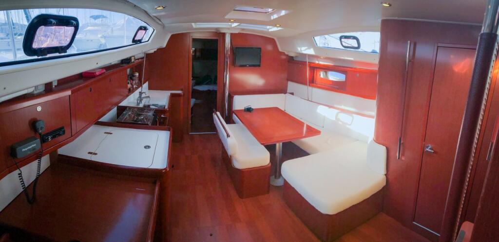Sailing yacht 