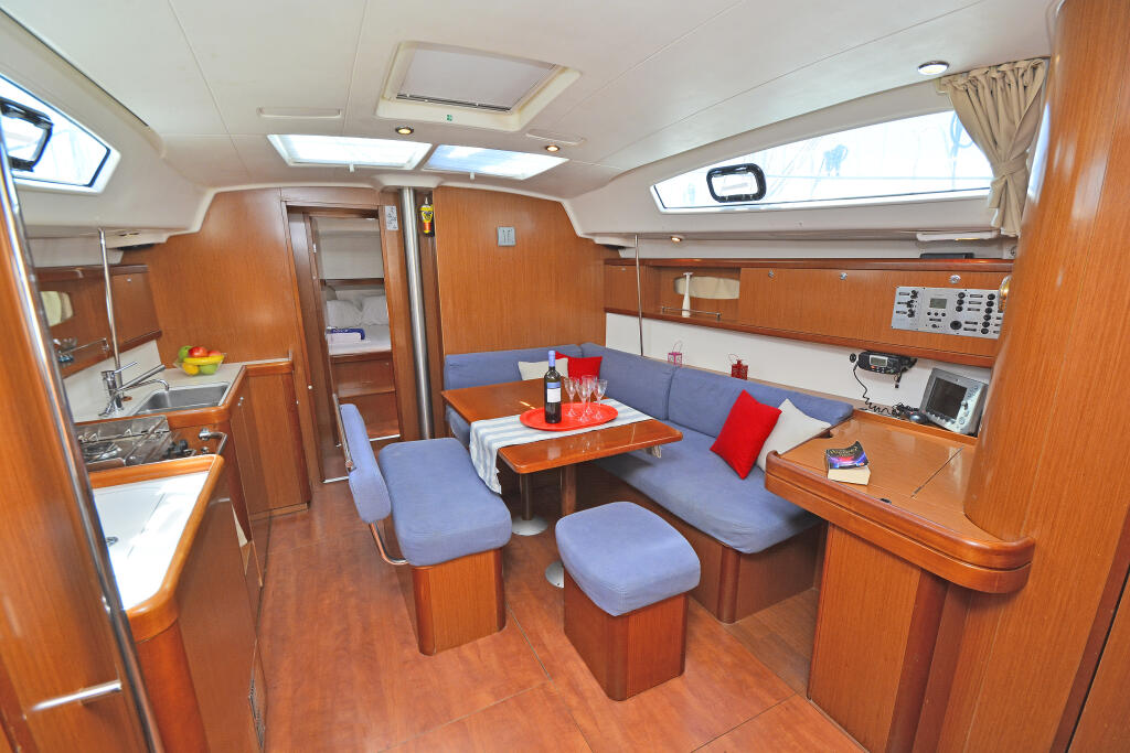Sailing yacht 