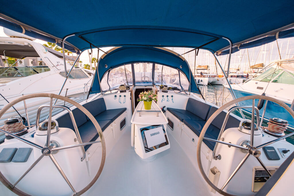 Sailing yacht 
