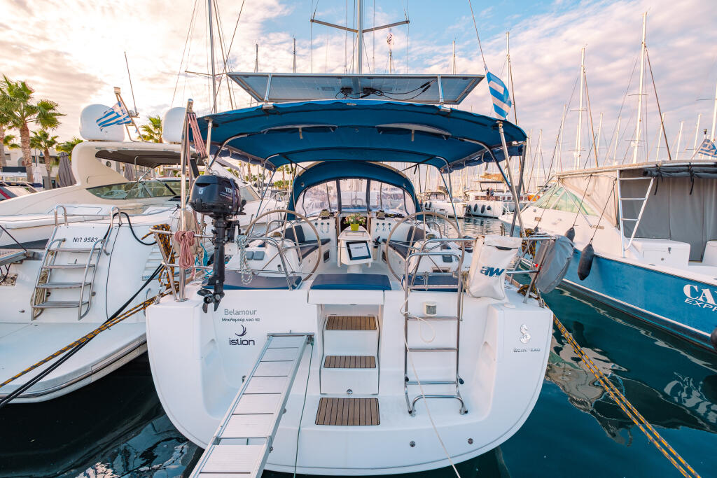 Sailing yacht 