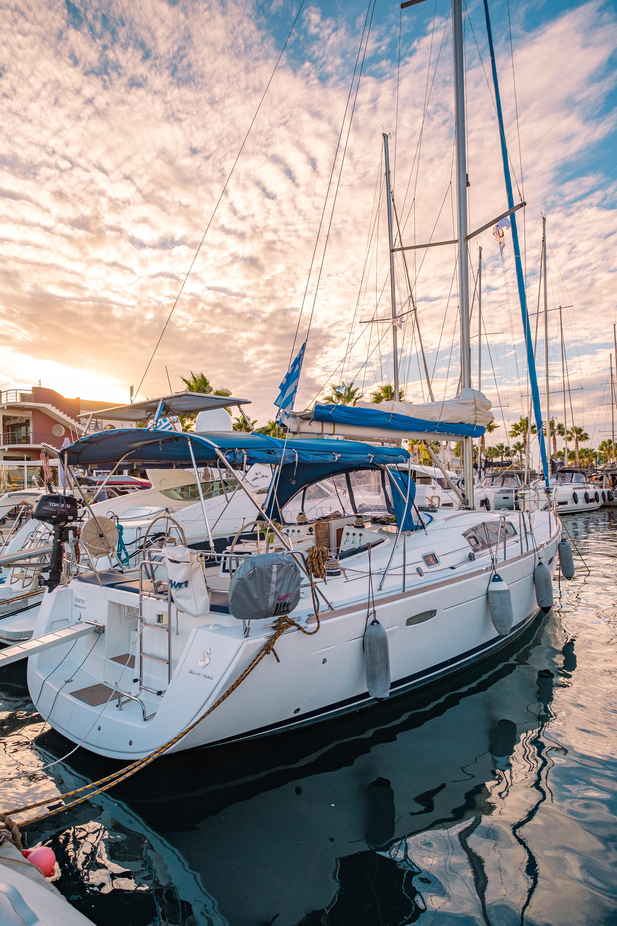 Sailing yacht 