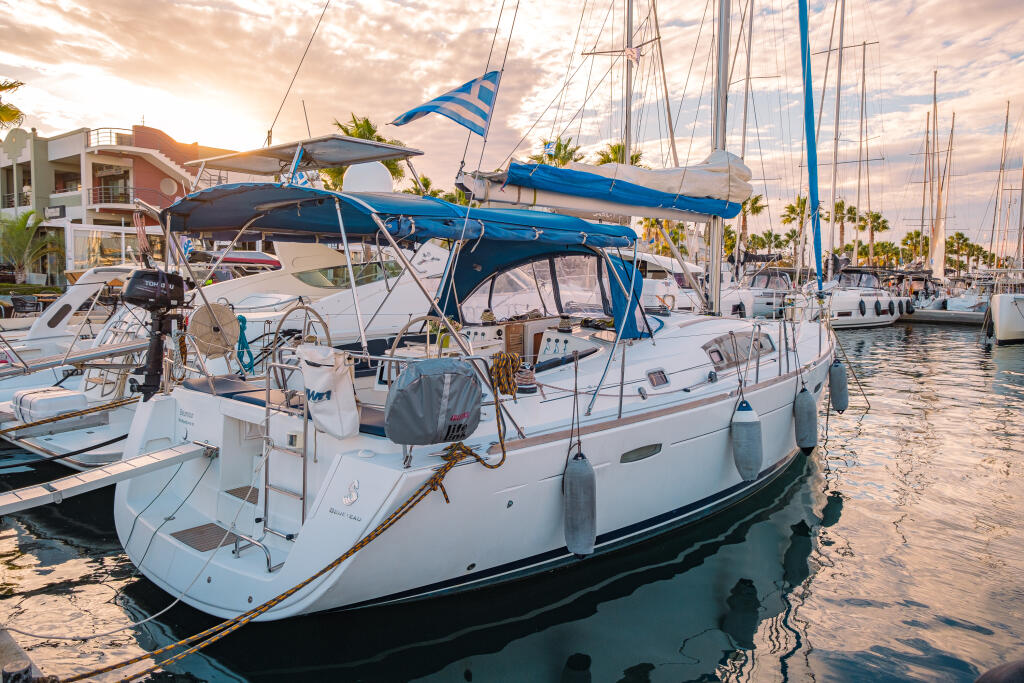 Sailing yacht 