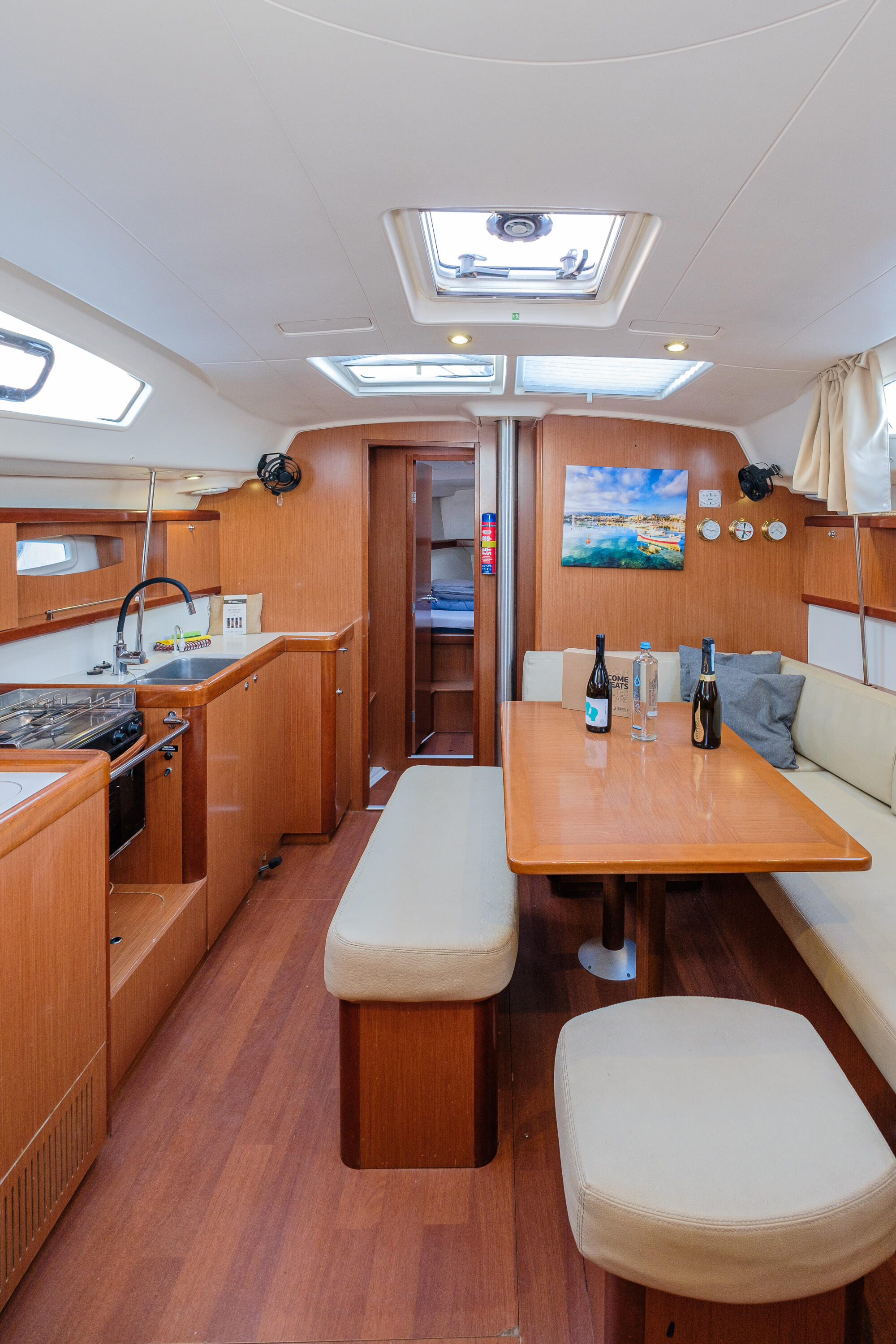 Sailing yacht 