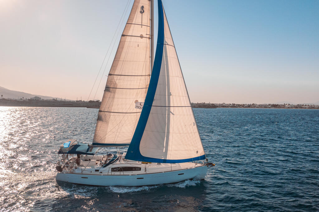 Sailing yacht 