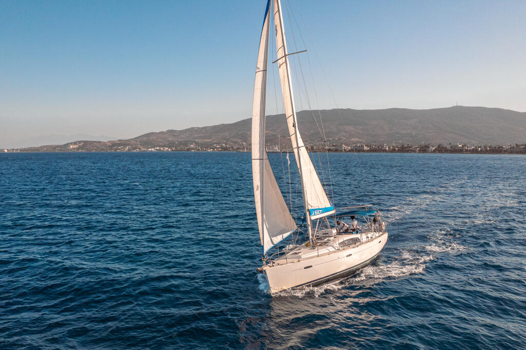 Sailing yacht 